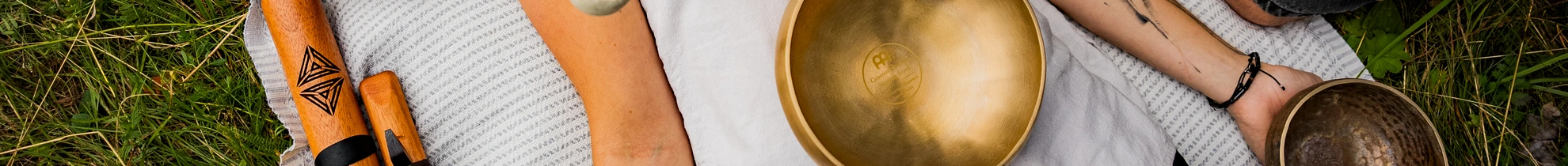 Sound Healing terapia - tibetské misky položené na tele počas relaxácie